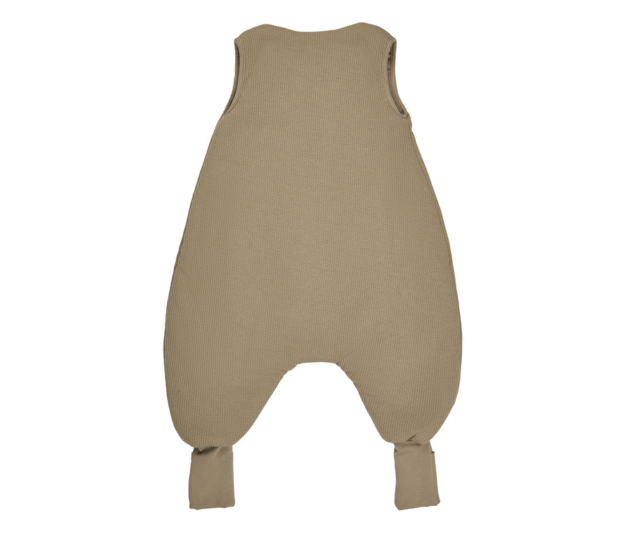 Ein khakifarbener Babyschlafsack mit strukturierter Oberfläche, ärmellosen Öffnungen und Bündchen an den Beinabschlüssen.
