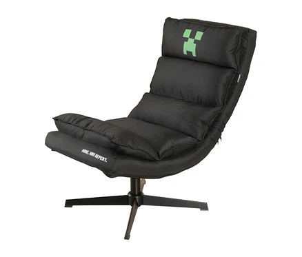 Schwarzer Gaming-Sessel mit zurückgelehnter Rückenlehne, grünem Minecraft Creeper Logo auf der Kopfstütze und „MINE. WIN. REPEAT.“ Schriftzug auf der Sitzfläche, auf schwarzem Drehfuß.