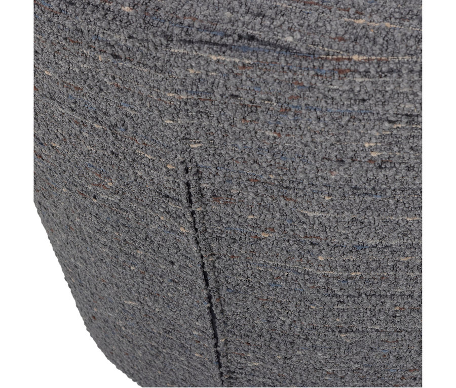 Nahaufnahme eines grauen, strukturierten Bouclé-Stoffes mit braunen, blauen und cremefarbenen Sprenkeln und einer vertikalen Naht.