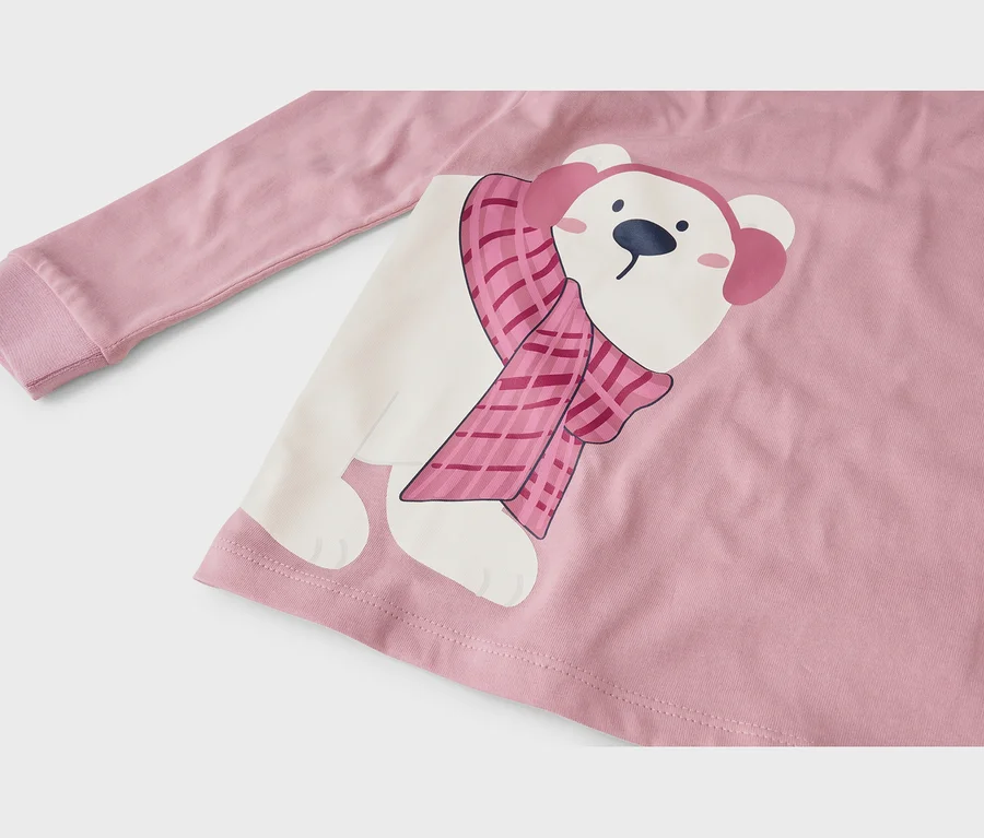 Rosa Langarmshirt mit einem weißen Eisbären, der einen rosa Schal und Ohrenschützer trägt.