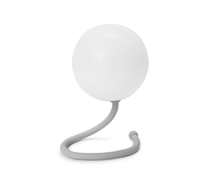 Nahaufnahme einer grauen Lampe mit kugelförmigem, weißen Lampenschirm.