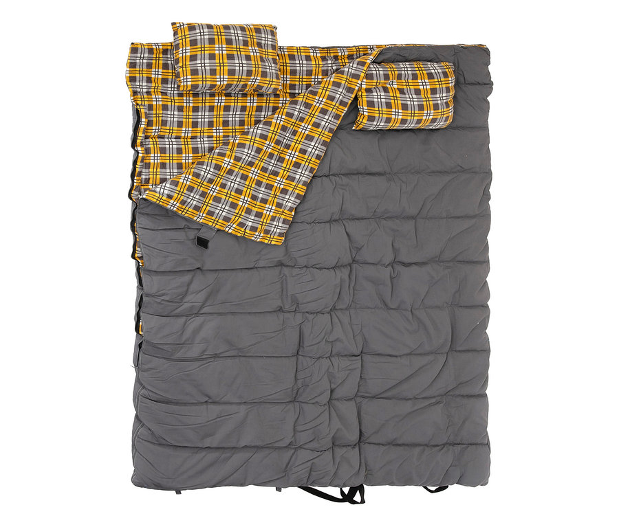 Ein grauer XXL-Doppelschlafsack mit gelb-grau-weiß karierter Innenseite und zwei integrierten Kissen.