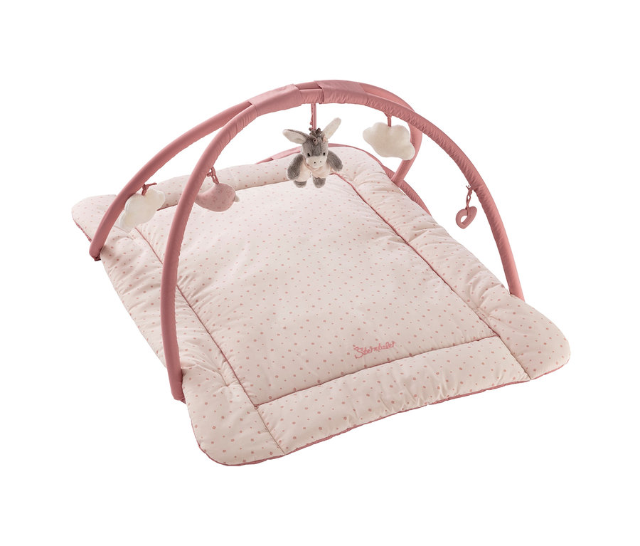 Rosa Baby-Spielmatte mit Spielbogen. Die hellrosa Matte hat kleine rosa Punkte und einen dunkelrosa Rand. Am rosa Bogen hängen ein grauer Esel, zwei weiße Wolken, ein rosa Wal und ein rosa Herz.