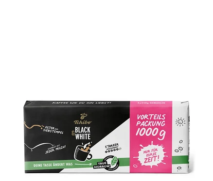 Eine 1 kg Packung BLACK & WHITE gemahlener Kaffee ist zu sehen. Vorteilspackungen Probierset Filterkaffee - 3x 1 kg Gemahlen ist auch sichtbar.