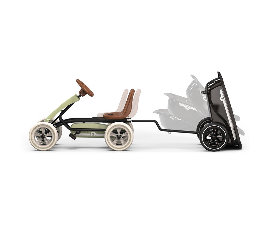 Ein hellgrünes und schwarzes Go-Kart mit braunen Sitzen und hellen Rädern zieht einen schwarzen Anhänger. Der Anhänger ist mit einem Bewegungseffekt dargestellt, der seine Neigungsverstellung zeigt.