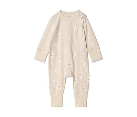 Heller beiger Baby-Strampler mit weißen Teddybären und gelben Sternen, langen Ärmeln, langen Beinen mit Rippbündchen und diagonalem Reißverschluss.