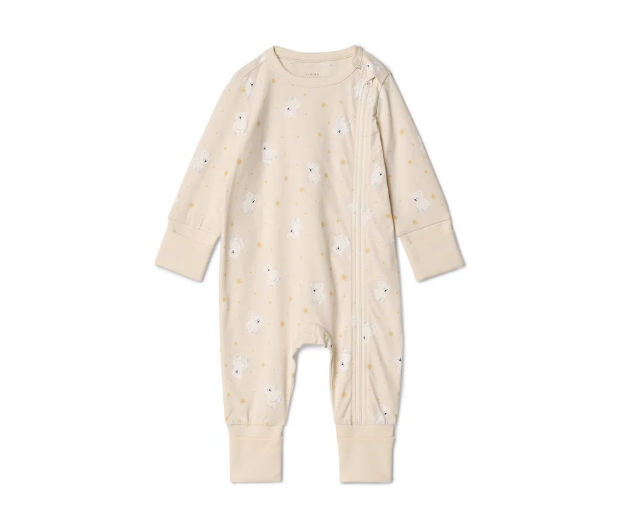 Heller beiger Baby-Strampler mit weißen Teddybären und gelben Sternen, langen Ärmeln, langen Beinen mit Rippbündchen und diagonalem Reißverschluss.