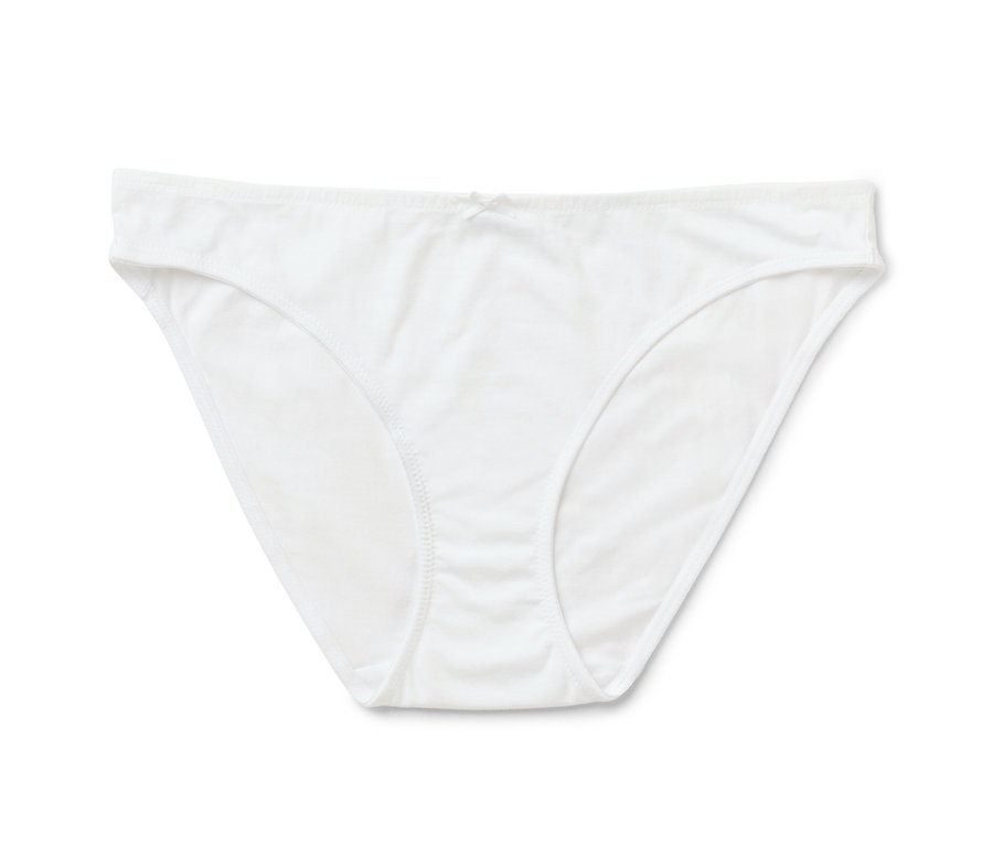 Weißer Damenslip mit Schleife in der Mitte.