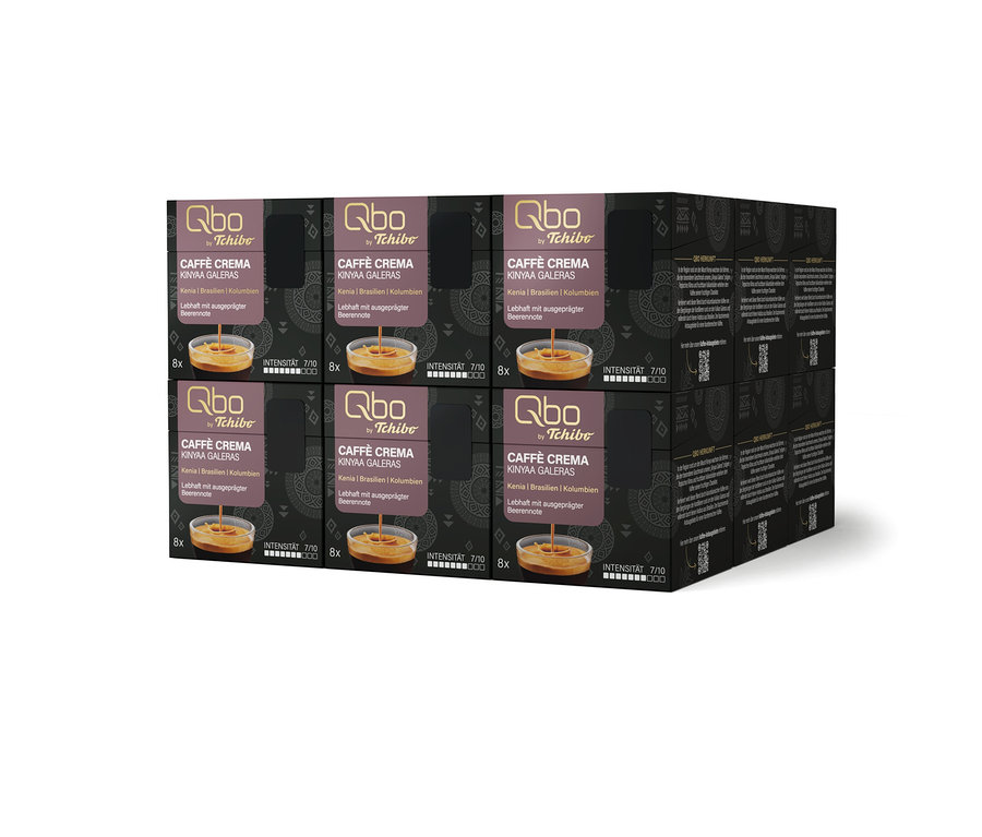 Stapel von Qbo by Tchibo Caffè Crema Kinyaa Galeras Kaffeekapselpackungen. Jede dunkle Packung zeigt weißen und orangen Text, ein Bild von Kaffee mit Crema und Details wie „8x“, „Intensität 7/10“, „Kenia | Brasilien | Kolumbien“ und „Lebhaft mit ausgeprägter Beerennote“.