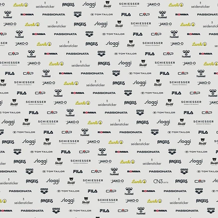 Heller Hintergrund mit einem sich wiederholenden Muster aus verschiedenen Markenlogos, darunter Lurchi, seidensticker, ANGELS, sloggi, Steiff, SCHIESSER, hummel, ROMIKA, PASSIONATA, arena, TOM TAILOR, FILA, CMP und JAKO-O.