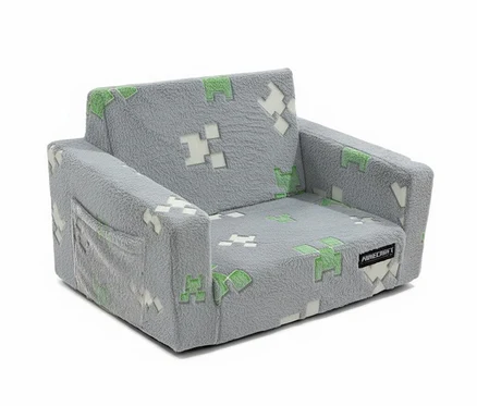 Grauer, flauschiger Kindersessel mit pixeligen grünen und weißen Minecraft-Mustern und einer Tasche an der Seite.