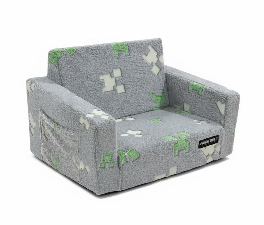 Grauer, flauschiger Kindersessel mit pixeligen grünen und weißen Minecraft-Mustern und einer Tasche an der Seite.