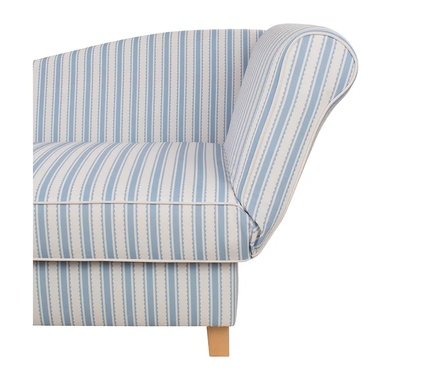 Nahaufnahme eines Sofas mit hellblau-weiß gestreiftem Stoffbezug, mit durchgehenden und wellenförmigen blauen Mustern, heller Paspelierung und einem Holzbein.