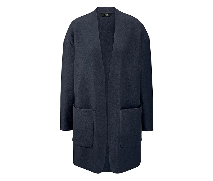 Eine blaue Loungewear-Jacke mit Taschen.