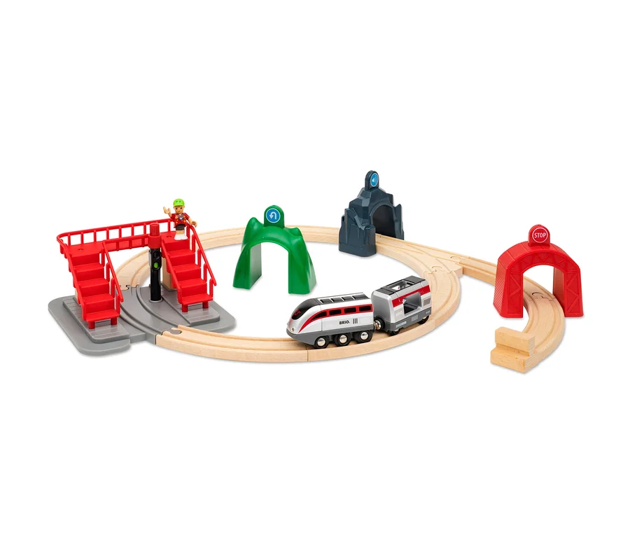 Ein Holzeisenbahn-Set mit Tunnel, Brücke, Zug und Figur. Zu sehen ist das BRIO® – Smart-Tech-Set.