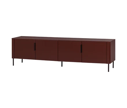 Ein langes, niedriges, dunkelrotbraunes Sideboard mit vier Türen, jede mit einem schwarzen Griff, auf schwarzen Beinen stehend.