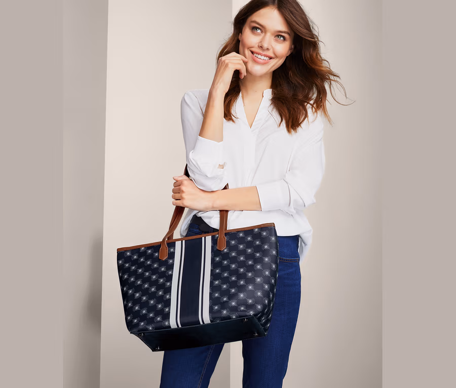 Frau hält Shopper.
