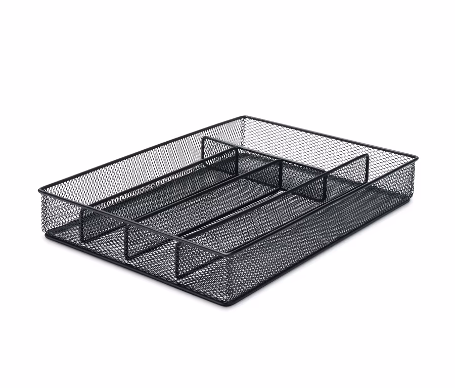 Schwarzer Besteckkasten aus Metall mit Fächern.