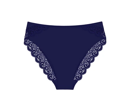 Marineblaue Damenunterhose mit Spitzenbesatz an den Seiten und am Bund, auf weißem Hintergrund.