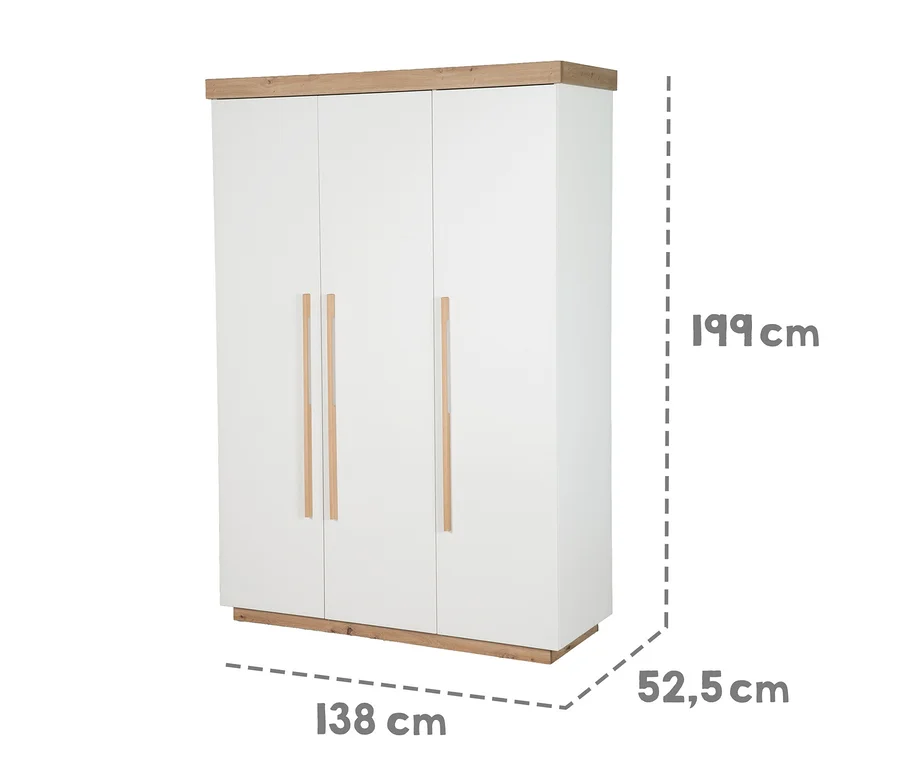 Weißer dreitüriger Kleiderschrank mit Holzplatte, Holzsockel und Holzgriffen. Maße: 199 cm hoch, 138 cm breit, 52,5 cm tief.