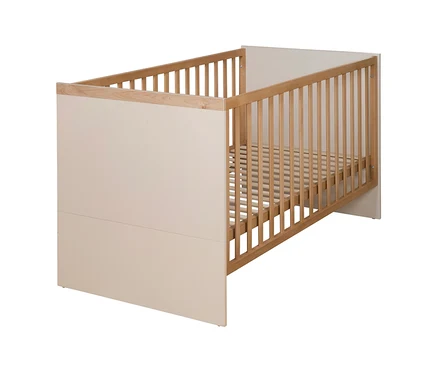 Ein Babybett mit beigen, massiven Endteilen und Gitterseiten aus Naturholz, mit einem Lattenrost aus Holz.