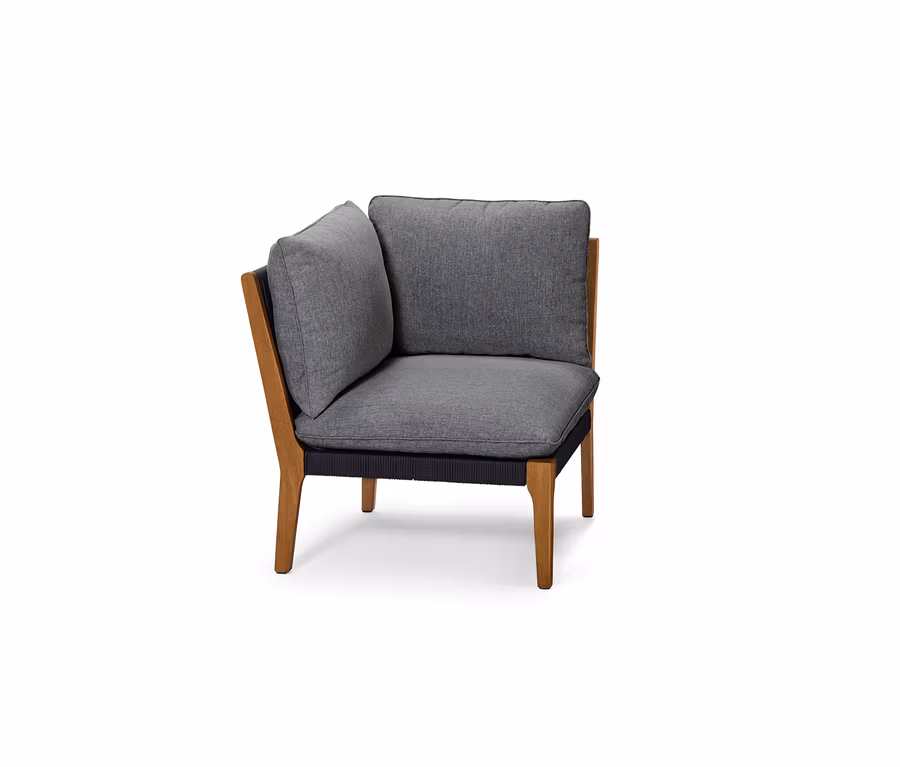 Eine Lounge-Möbel-Ecke mit grauen Kissen und Holzrahmen.