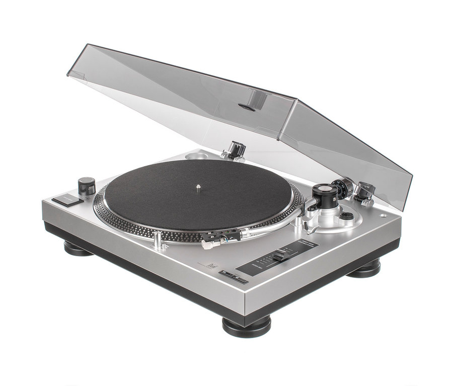 Ein silberfarbener Profi-USB-DJ-Plattenspieler »Dual DTJ 301« mit geöffneter, transparenter Abdeckung.