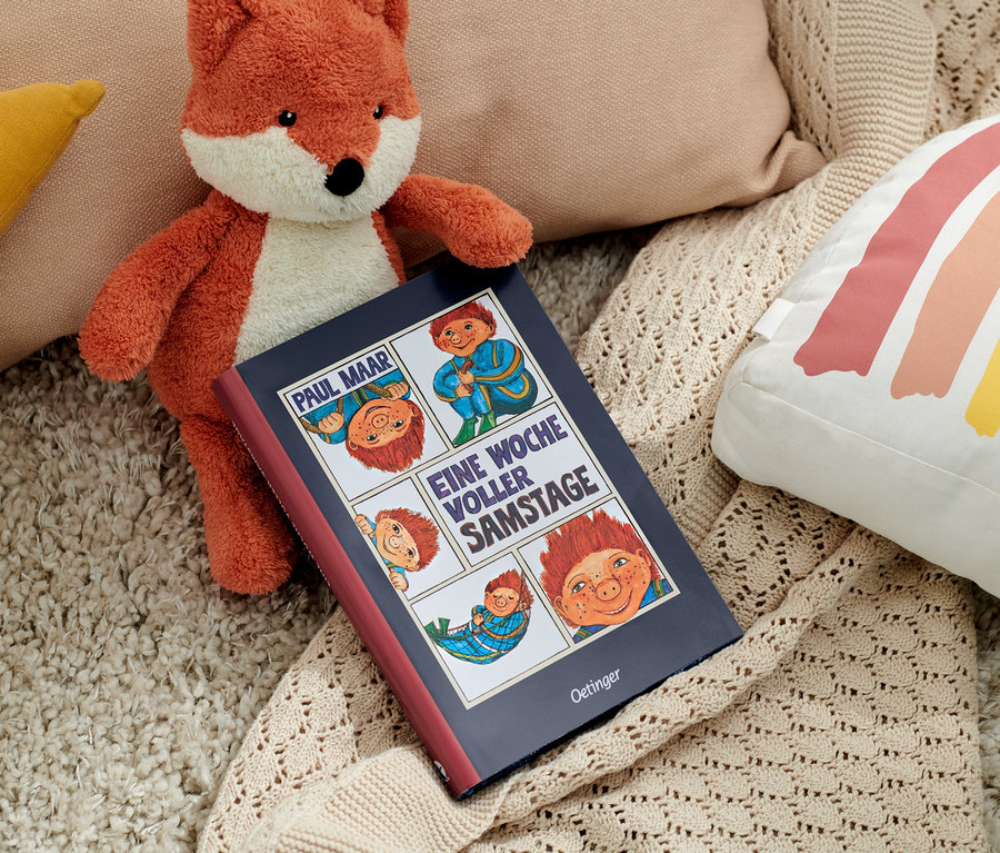 Ein Stofffuchs liegt neben dem Buch »Das Sams – eine Woche voller Samstage« und Kissen.