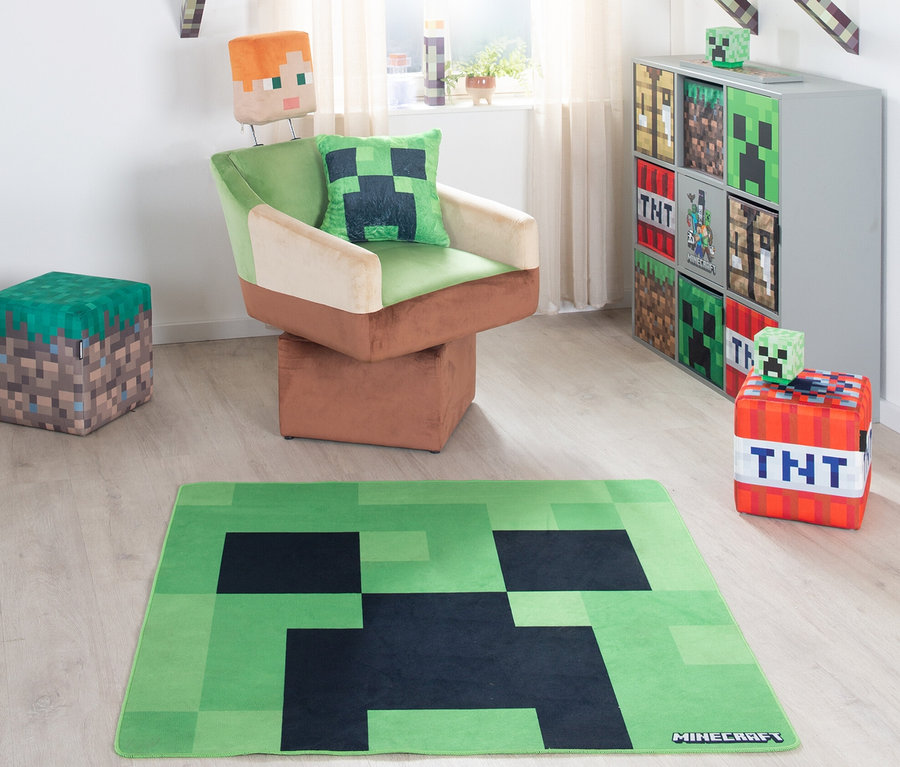 Zimmer mit Minecraft-Dekorationen: grüner Creeper-Teppich, Sessel mit Creeper-Kissen und Regal mit Spielmotiven. roba Minecraft Teppich »Creeper«