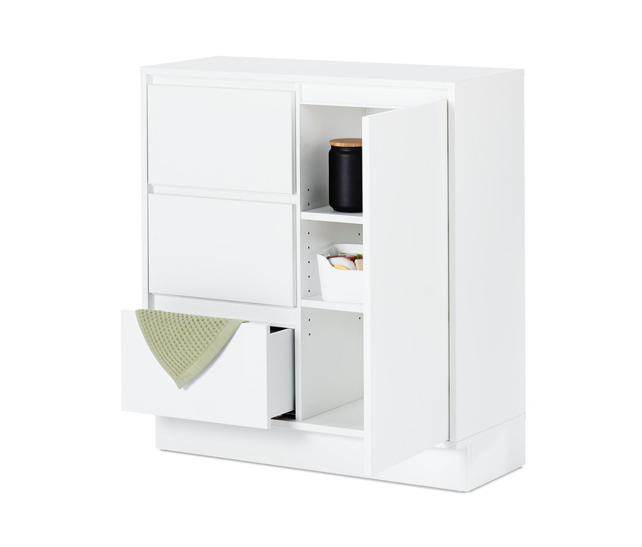 Weißes Bad-Sideboard mit offenem Fach und ausgezogener Schublade, in der ein grünes Tuch liegt.