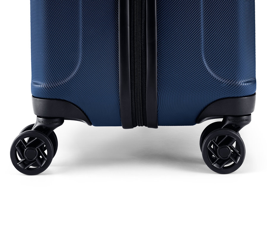 Detailansicht eines marineblauen Hartschalenkoffer-Sets, groß und klein, mit Fokus auf die Rollen.