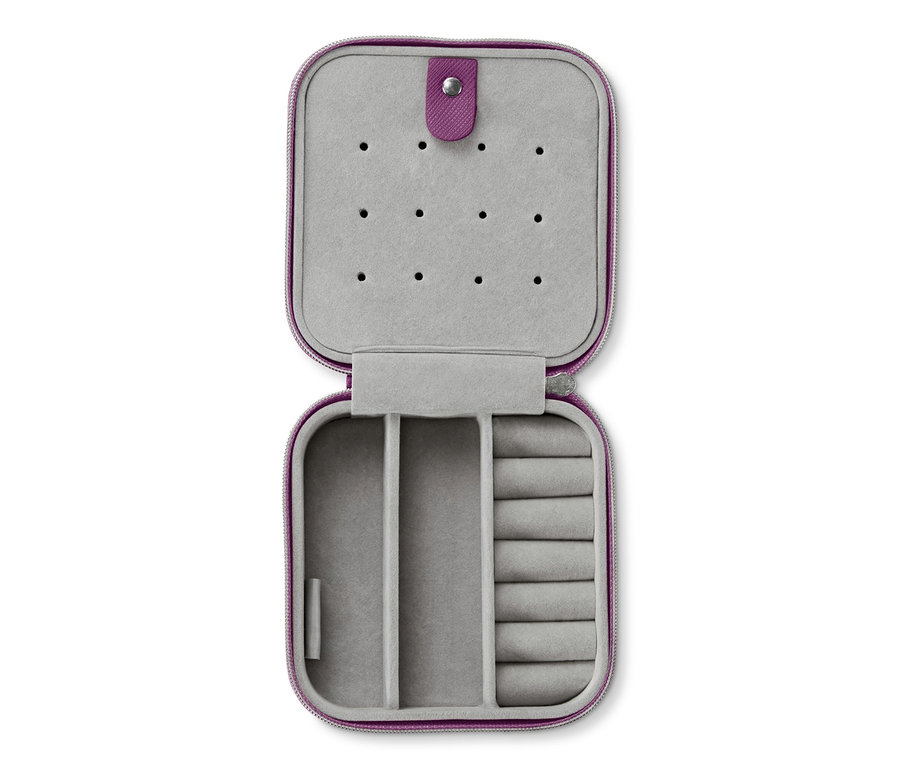 Geöffnetes kleines Schmuckkästchen in Lila mit grauem Interieur.