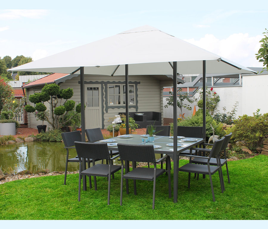 Eine Gartenszene mit einem Leco-Dining-Pavillon, ca. 3 x 3 m, einem Tisch und Stühlen auf einer Rasenfläche.