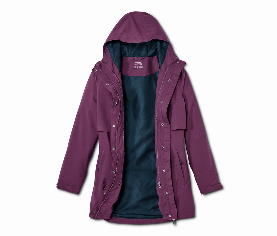 Offener, auberginefarbener 3-in-1-Funktions-Outdoormantel mit Kapuze und dunkelblauem Futter.