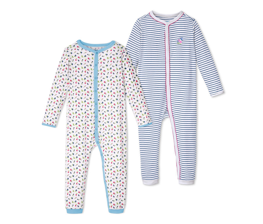 Zwei Schlafanzüge, einer weiß mit buntem Muster, der andere gestreift.