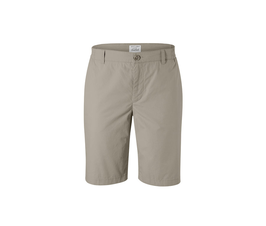 Eine beige Chino-Shorts auf weißem Hintergrund.