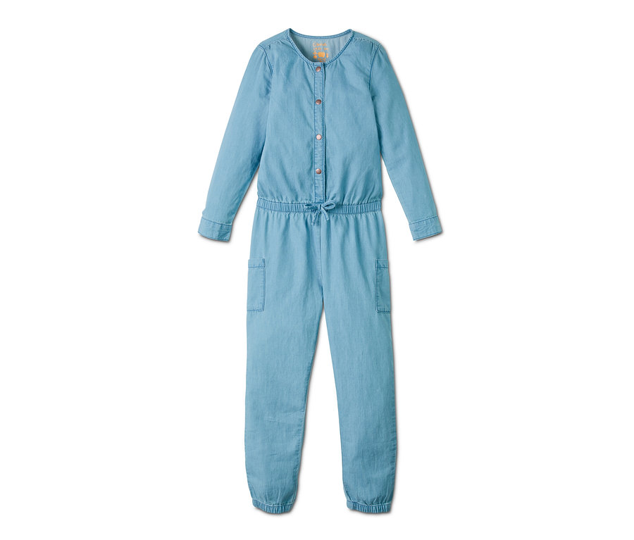 Ein hellblauer Denim-Overall mit langen Ärmeln und Knöpfen.
