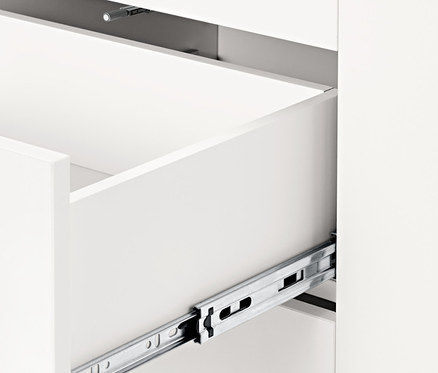 Detailaufnahme einer geöffneten Schublade eines weißen Highboards.