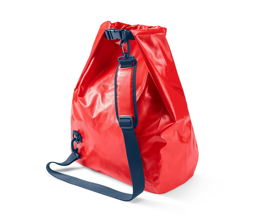 Ein roter, wasserdichter Packsack mit blauem Gurt.