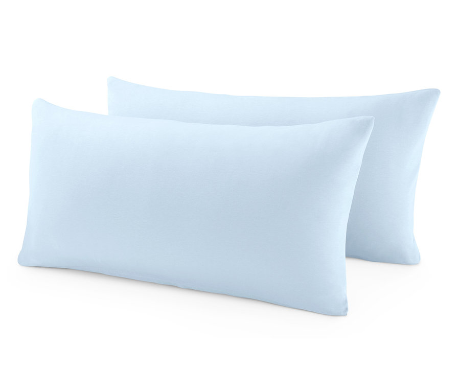 Zwei hellblaue Kissen auf einem weißen Hintergrund.