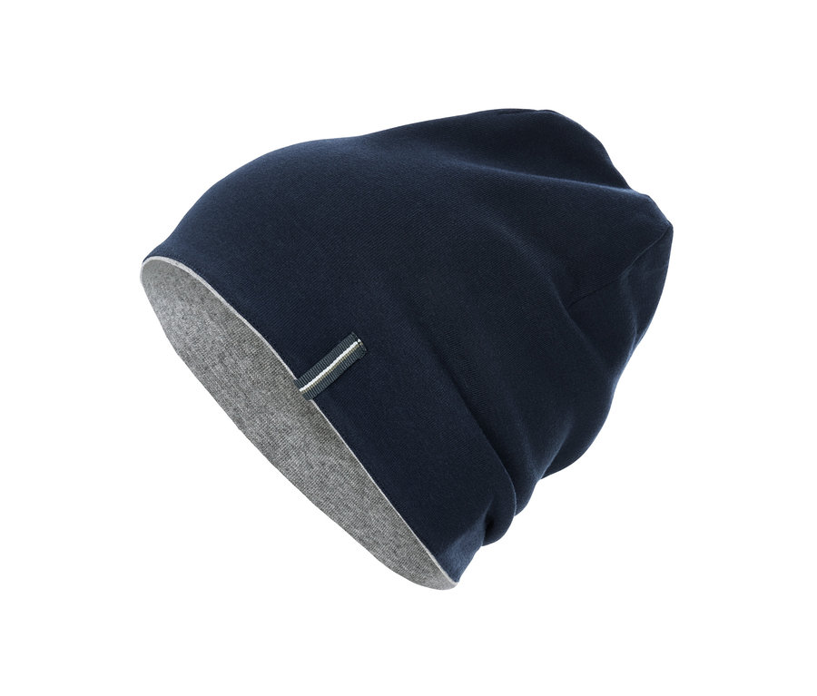 Eine marineblaue und graue Wendemütze.
