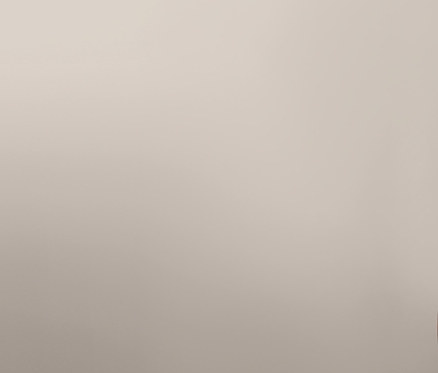 Frau lächelt und berührt ihr Gesicht, sie trägt einen weißen BH und 5 Magic-Cut-Pantys.