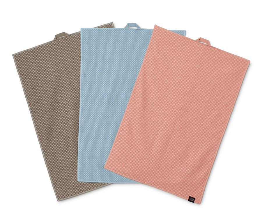 Drei Geschirrtücher liegen übereinander.