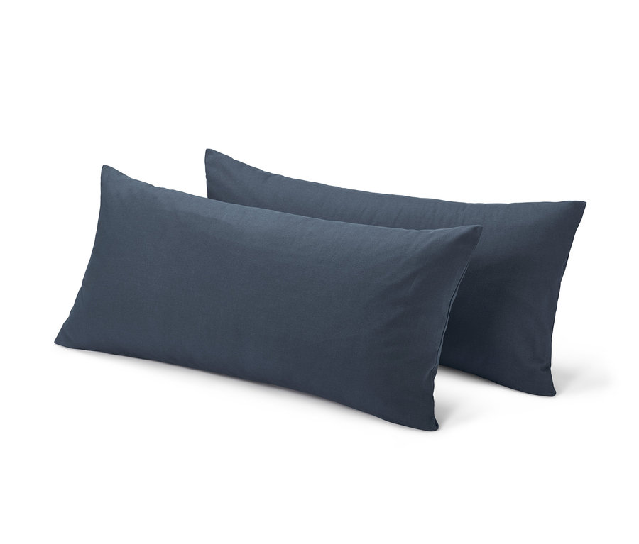 Zwei blaue Biber-Kopfkissenbezüge.