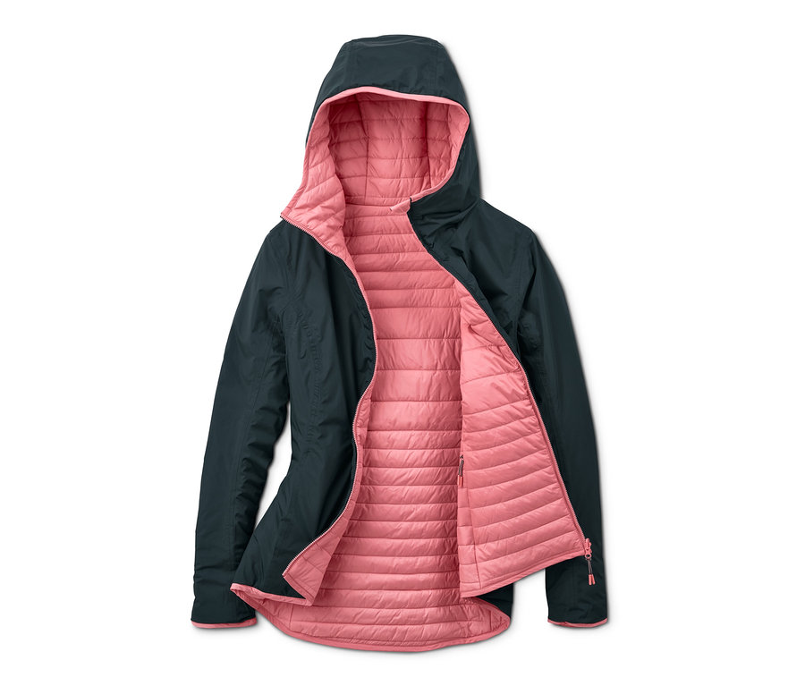 Geöffnete wasserdichte Wende-Steppjacke, eine Seite dunkelgrün, die andere lachsrosa.