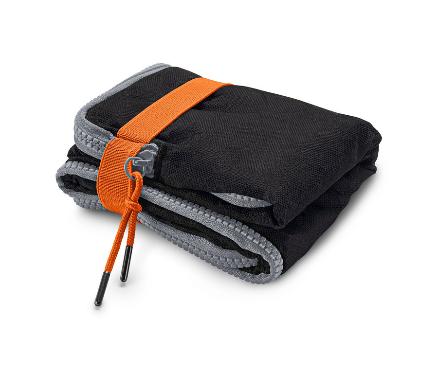 Gefaltete schwarze Unterlage mit orangefarbenem Gurtband. Produkt: 2-in-1: Umziehunterlage und Nasssack.