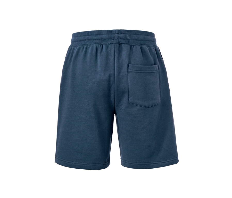 Eine blaue kurze Sweathose ist von hinten zu sehen.