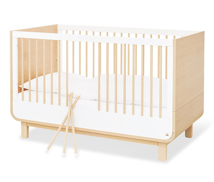 Pinolino Kinderbett »Round« mit weißer Bettwäsche und Holzstäben.