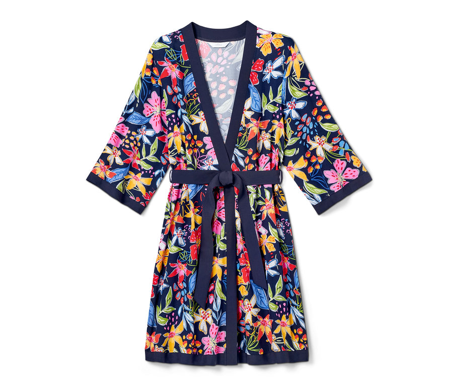 Kimono-Morgenmantel mit Blumenmuster auf dunkelblauem Hintergrund.