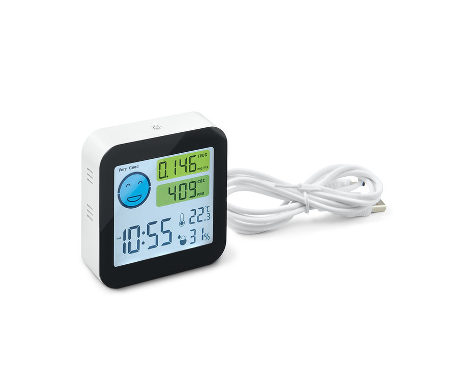 Weißer Luftgüte-Sensor mit schwarzem Display, das die Uhrzeit 10:55, die Temperatur 22,3 Grad Celsius und die Luftfeuchtigkeit 31 % anzeigt.